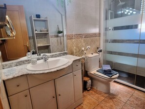 Suihku, hiustenkuivaaja, bidee, pyyhkeet