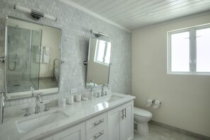 Badewanne, Haartrockner, Handtücher, Seife