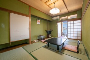 Quarto tradicional (JapaneseStyle 2 ppl, Toilet,Lake side) | Cofres nos quartos, escrivaninha, cortinas blackout, Wi-Fi de cortesia