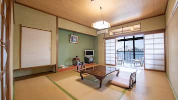 Quarto tradicional (JapaneseStyle 4 ppl, Toilet,Lake side) | Cofres nos quartos, escrivaninha, cortinas blackout, Wi-Fi de cortesia