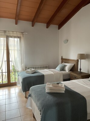 3 dormitorios, escritorio, tabla de planchar con plancha y cuna de viaje