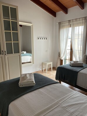 3 Schlafzimmer, Schreibtisch, Bügeleisen/Bügelbrett, Reisekinderbett