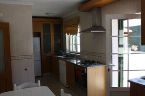 Fridge, microwave, oven, stovetop - Quiet House with swimming pool (Nazaré)