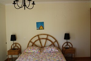 3 habitaciones, tabla de planchar con plancha y cuna de viaje 