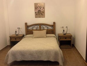 4 slaapkamers, een bureau, een strijkplank/strijkijzer, gratis wifi