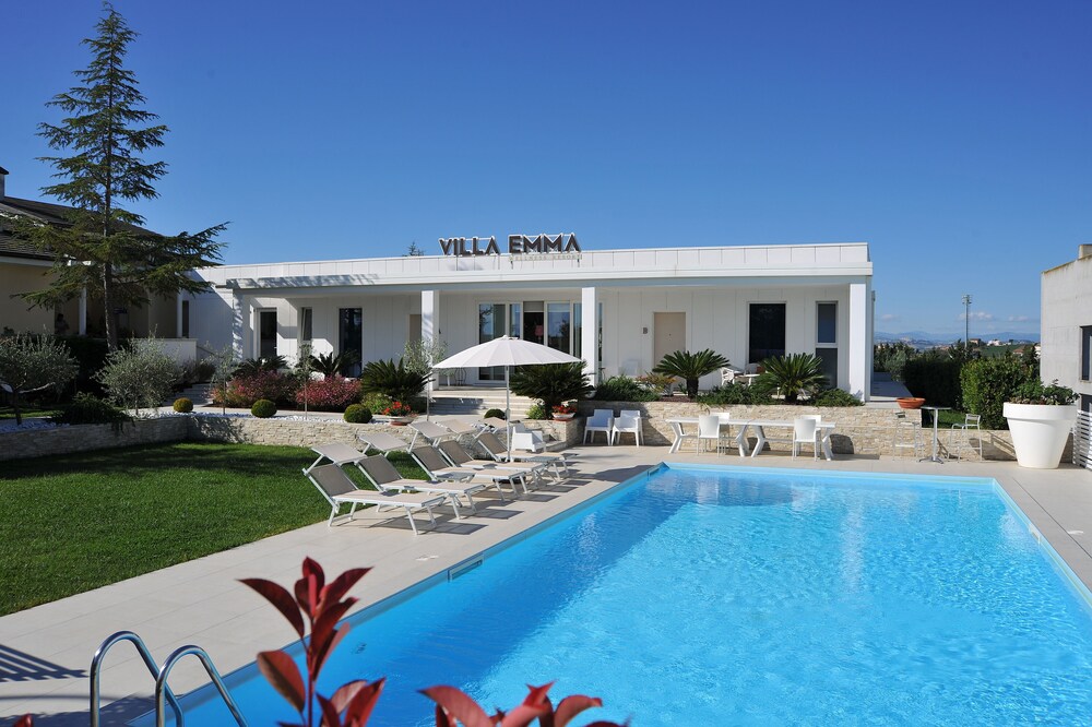 Villa Emma, private pool, 6 bedrooms, near the sea, for 16 people