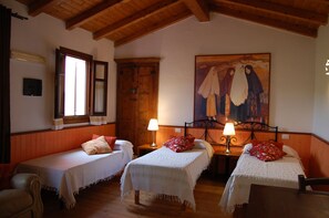 1 chambre, lit parapluie, Wi-Fi gratuit, draps fournis