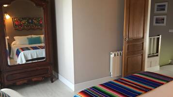 2 chambres, coffres-forts dans les chambres, fer et planche à repasser