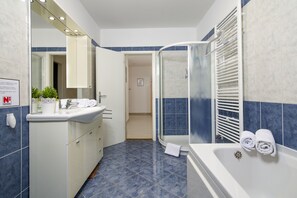 Ensemble baignoire-douche, séchoir à cheveux, serviettes fournies