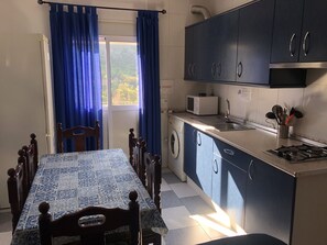 Frigorífico, microondas, cafetera o tetera y tostadora