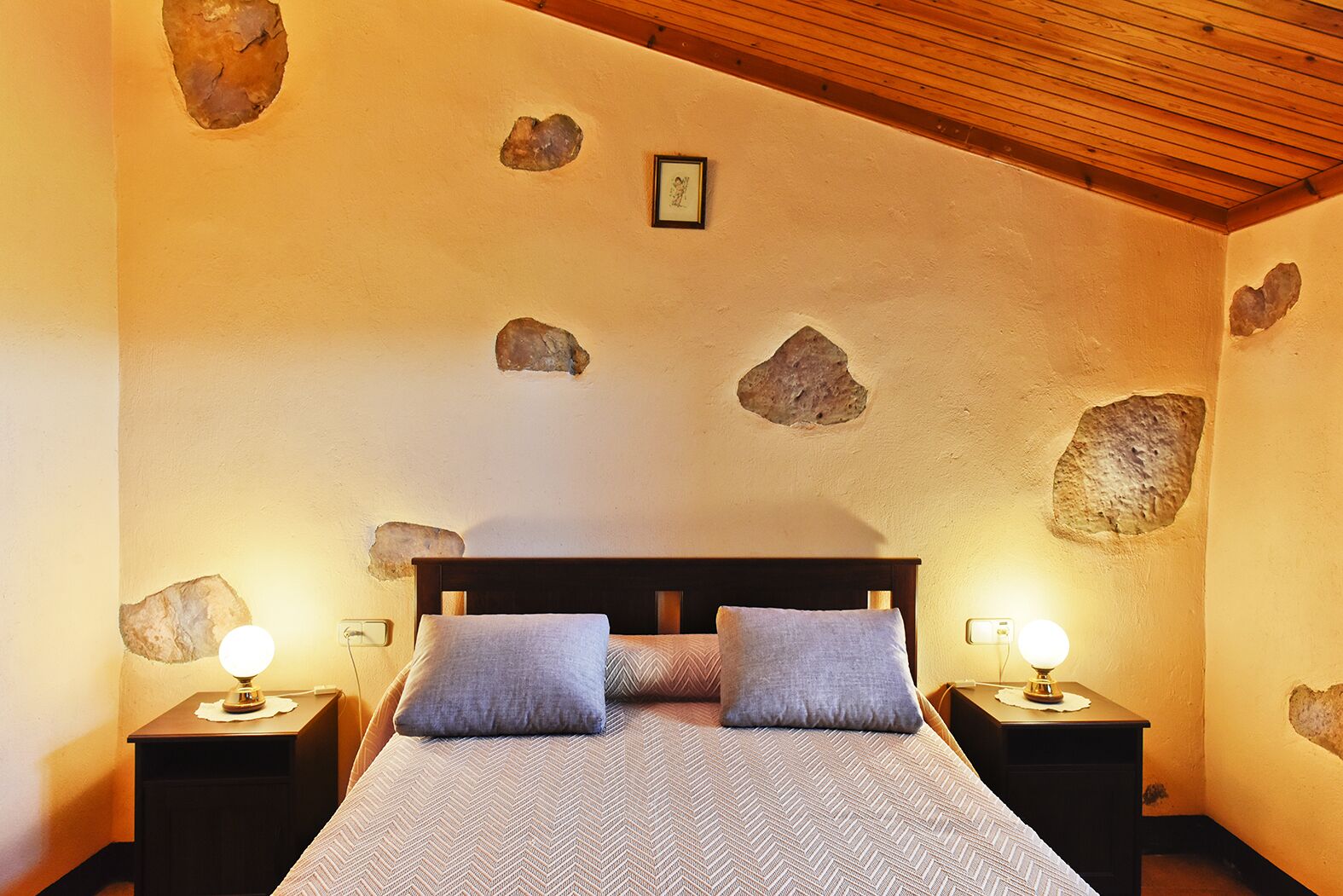 Self catering rural house Can Bartomeu 1 h from Barcelona. Private swimmingpool