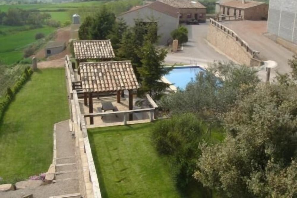 Self catering rural house Can Bartomeu 1 h from Barcelona. Private swimmingpool