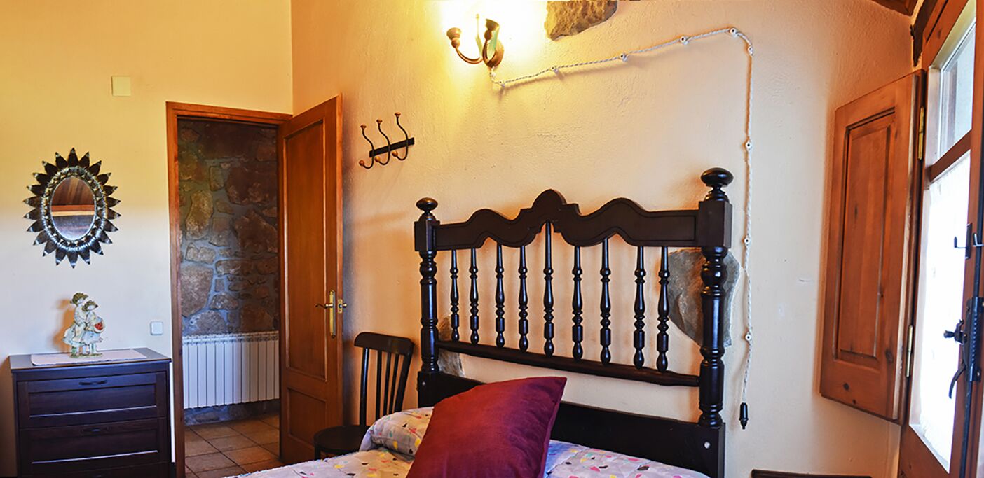 Self catering rural house Can Bartomeu 1 h from Barcelona. Private swimmingpool