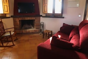 Télévision, cheminée, table de tennis de table