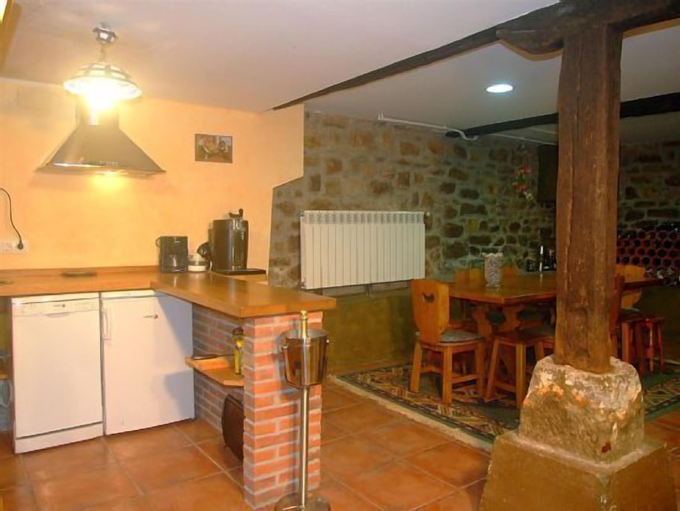 15 kms from CABARCENO and 2 kms from LIERGANES. Garden of 1000 meters. 