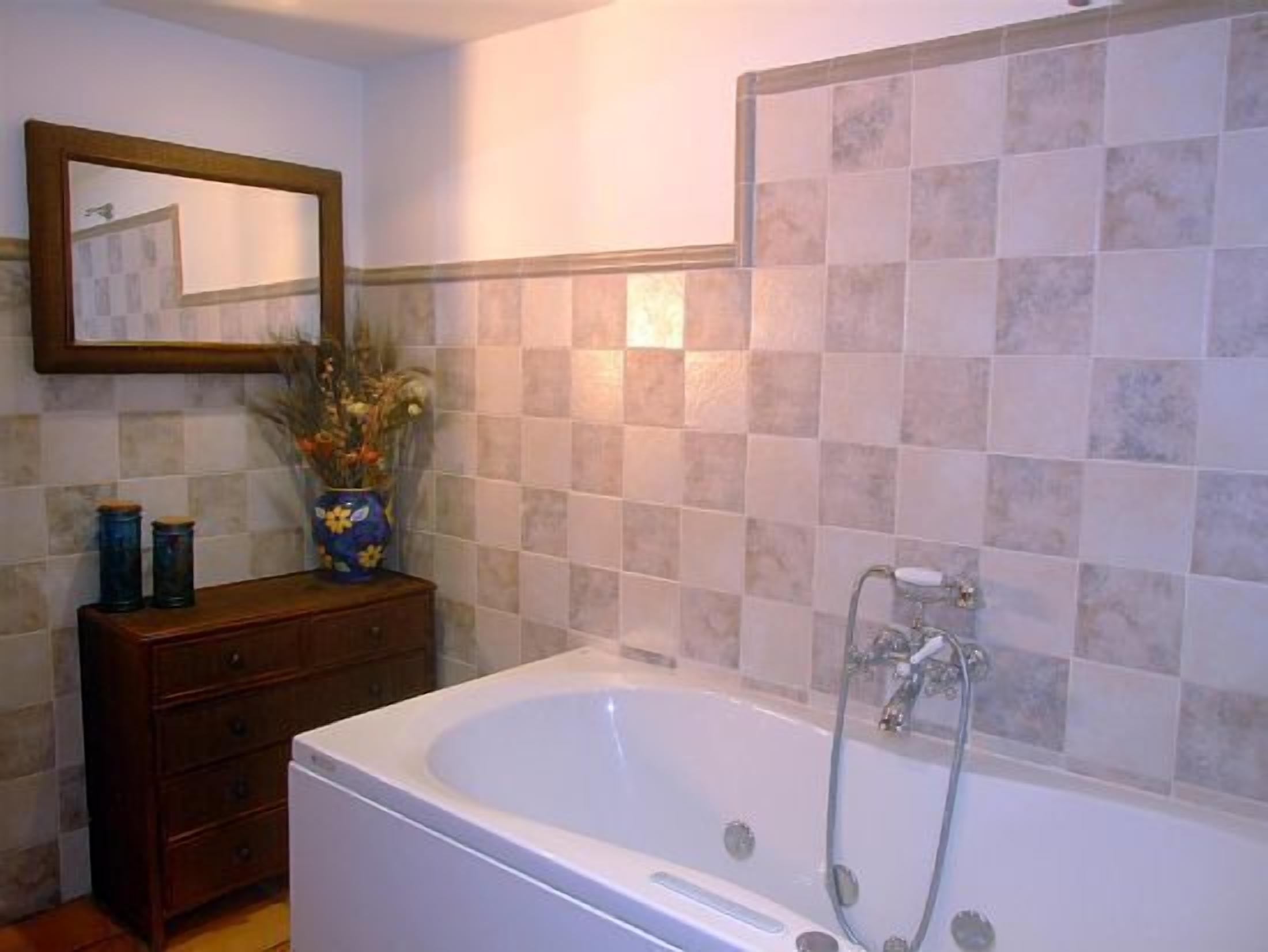 15 kms from CABARCENO and 2 kms from LIERGANES. Garden of 1000 meters. 