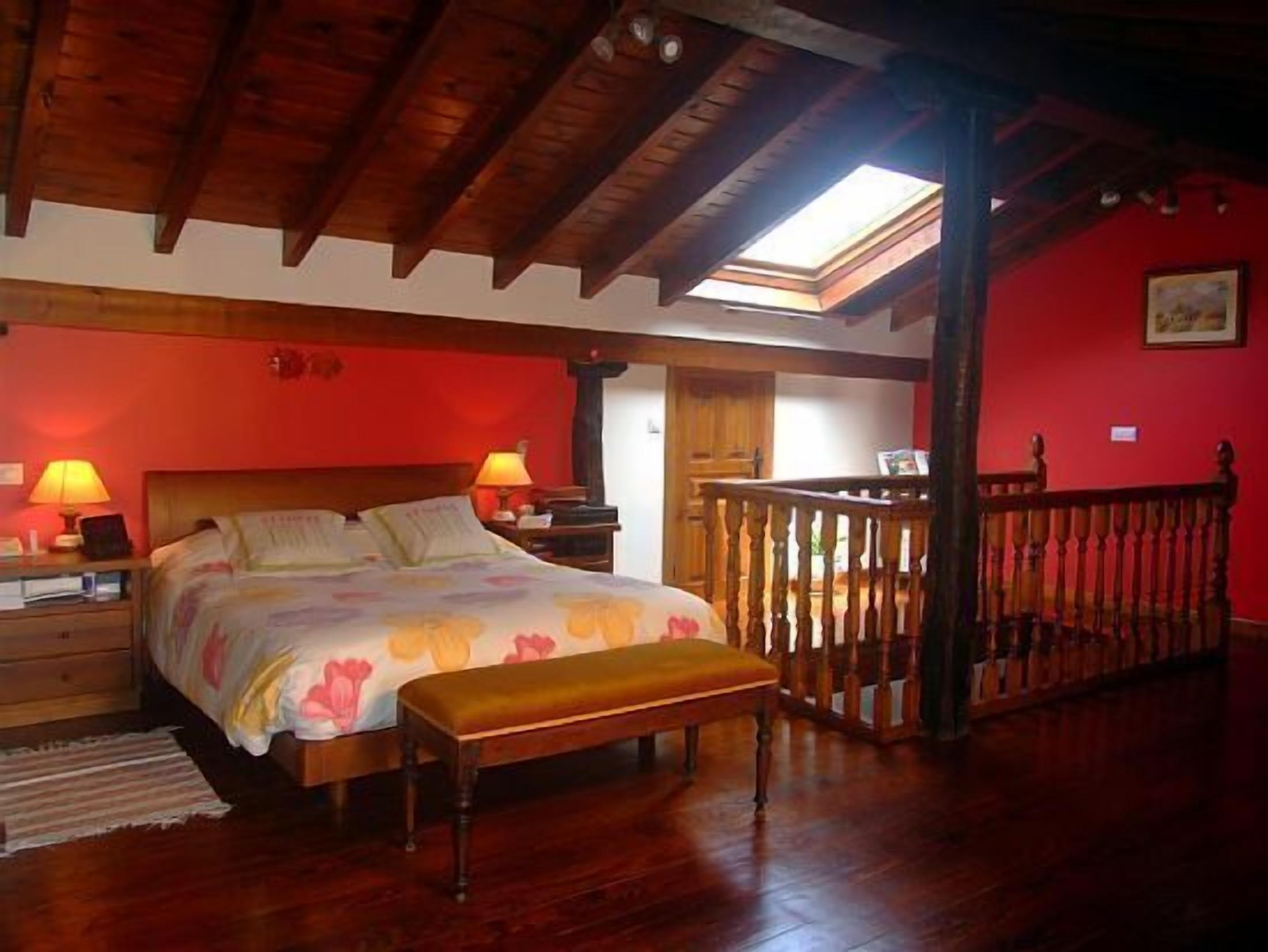 15 kms from CABARCENO and 2 kms from LIERGANES. Garden of 1000 meters. 