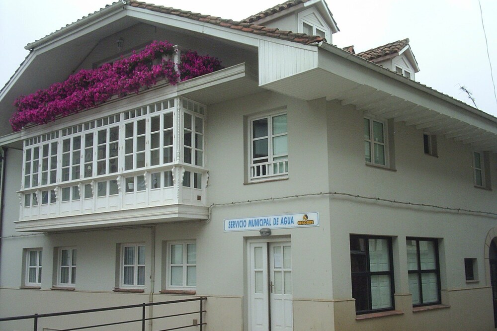COZY APTMTO 2-4 PAX IN LA BELLA COMILLAS. CENTER. 5 min. FOOT FROM THE BEACH