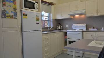 Geladeira, cafeteira/chaleira, torradeira