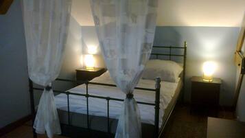 4 slaapkamers, een strijkplank/strijkijzer, reisbedje, gratis wifi