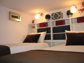 2 bedrooms, iron/ironing board, travel cot, WiFi - CENTRAL WITH FREE PARKING (Sevilla)