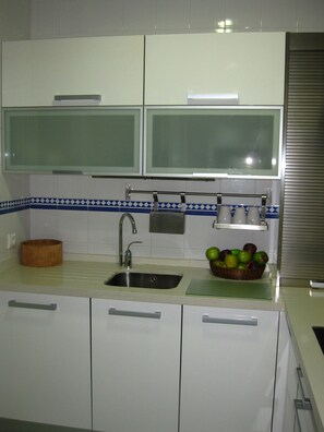 Jääkaappi, mikroaaltouuni, uuni, liesi