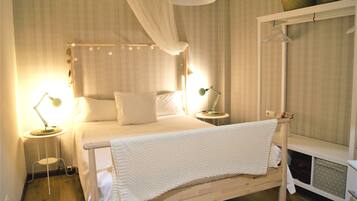 1 bedroom, desk, iron/ironing board, WiFi