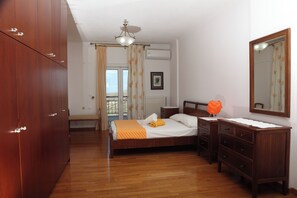 4 bedrooms, desk, soundproofing, iron/ironing board