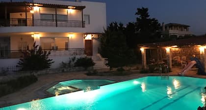 3 Χάριτες - Βίλα με πισίνα - Vila with pool- Vila with swimming pool. 