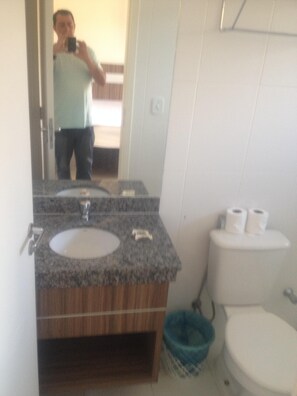 Regadera, toallas, jabón, papel de baño 