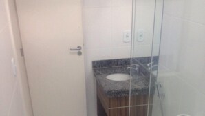Ein Badezimmer mit Toilette, Waschbecken und Dusche.