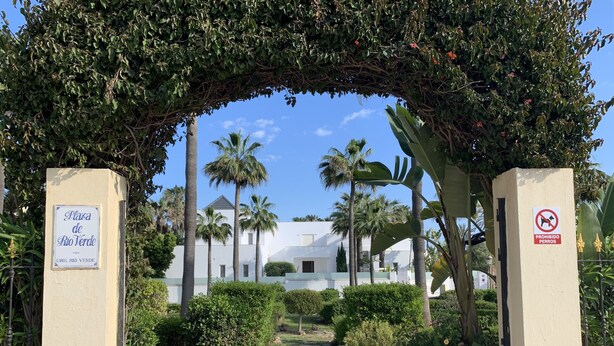 An entrance to Plaza de Rio Verde with a sign indicating it is a public space. - Marbella Villa on the beach (Marbella)