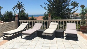 A terrace with lounge chairs and a view of the sea. - Marbella Villa on the beach (Marbella)