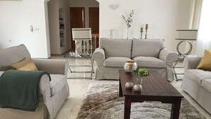 A living room with a sofa, a coffee table, and a rug. - Marbella Villa on the beach (Marbella)