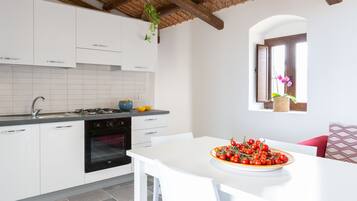 Frigorifero, forno, piano cottura, macchina per tè/caffè