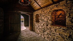 A stone-walled corridor with a wooden door and a stone archway. - Torfhús Retreat (Bláskógabyggd)