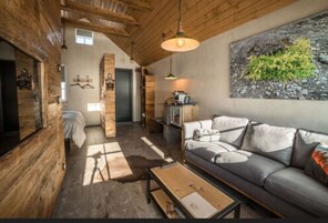 Suite (Torfbær) | Premium bedding, free minibar, in-room safe, individually decorated