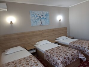 Chambre Triple Standard | Coffres-forts dans les chambres, bureau, rideaux occultants