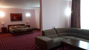 Junior Suite | In-room safe, desk, blackout drapes, soundproofing