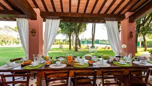 تناول الطعام بالخارج