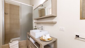 Shower, hair dryer, bidet, towels - Villa Elisa 16, Emma Villas (Fucecchio)