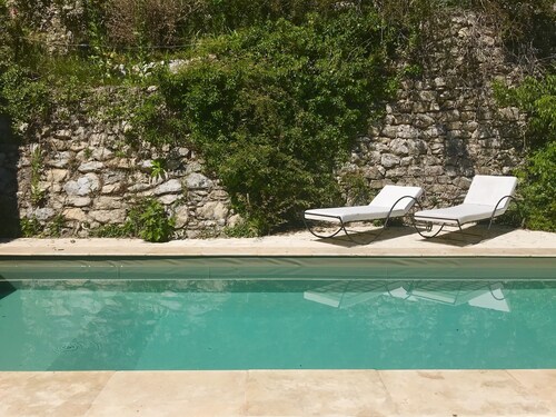 Stone Mazet with heated pool 15 minutes from Uzes