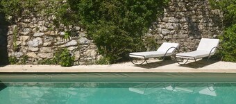 Stone Mazet with heated pool 15 minutes from Uzes