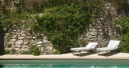 Stone Mazet with heated pool 15 minutes from Uzes