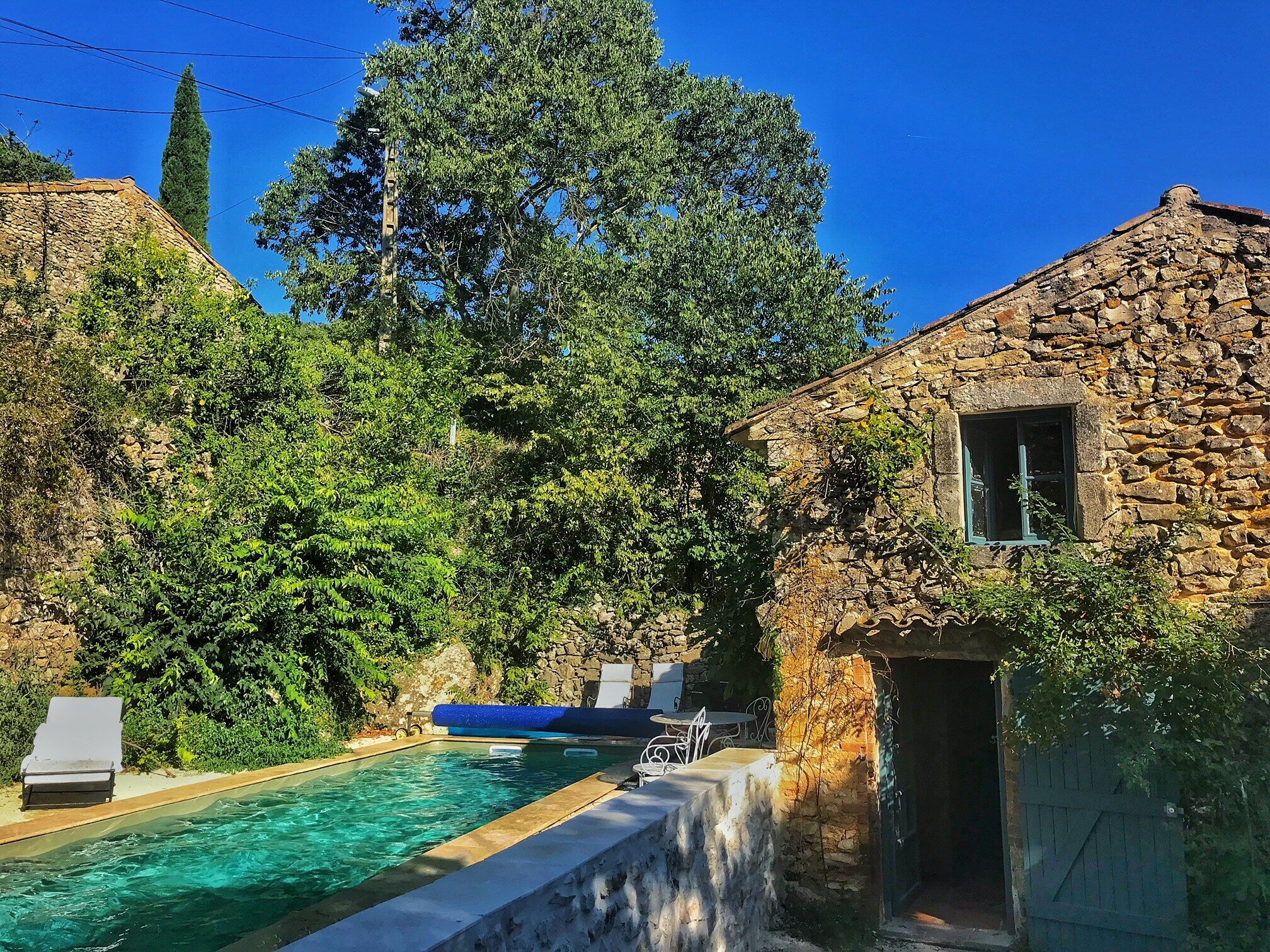 Una piscina al aire libre, una piscina climatizada
