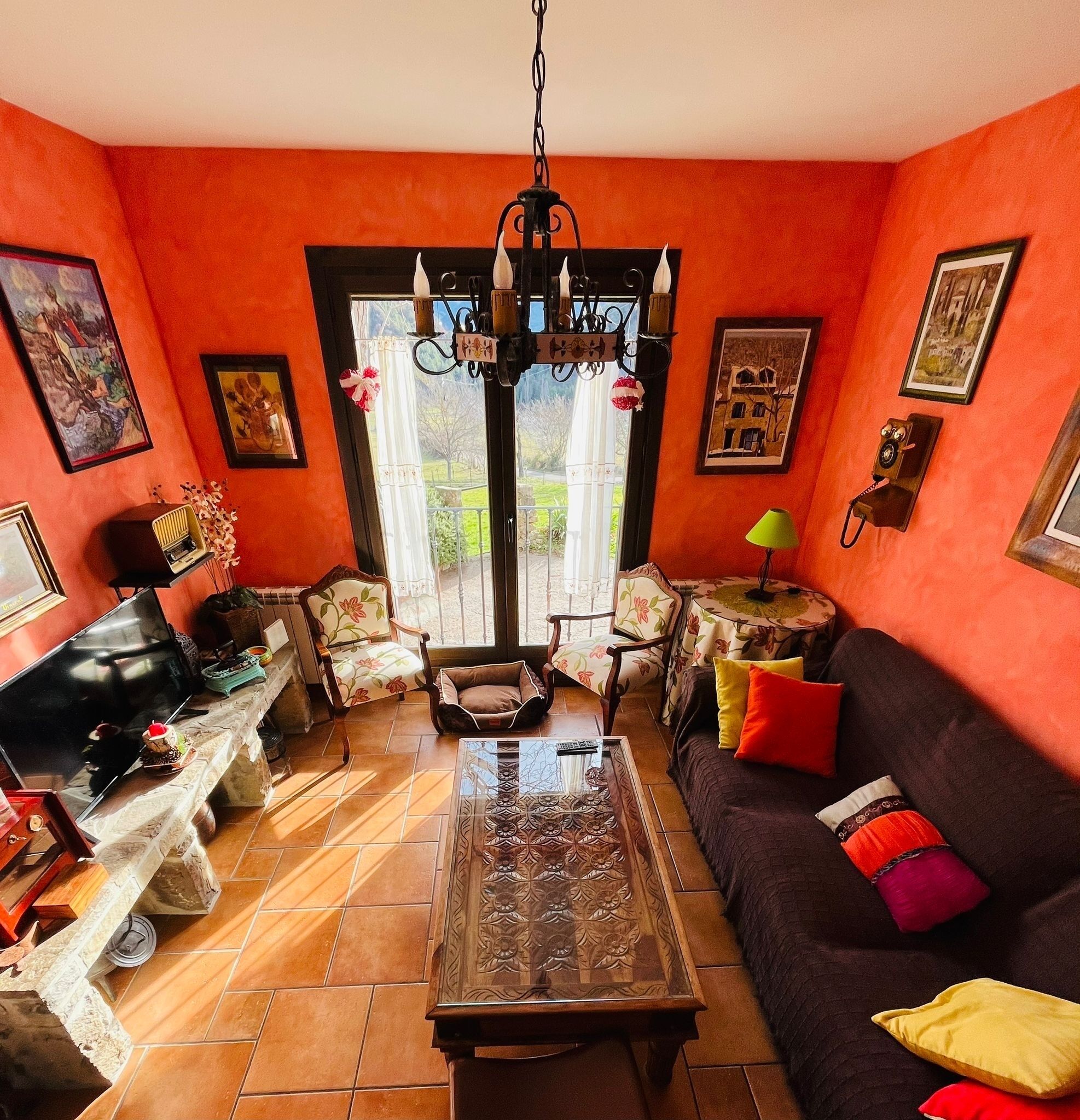 Televisie, een open haard, een dvd-speler en boeken