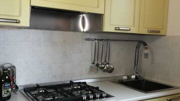 Een koelkast, een magnetron, een oven, een vaatwasser