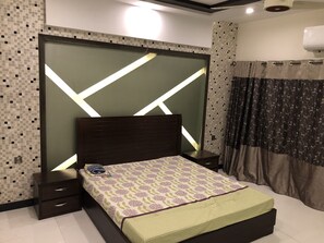 3 bedrooms, iron/ironing board, bed sheets
