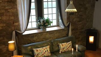 スマートテレビ、DVD プレーヤー、書庫、書斎 / ワークスペース