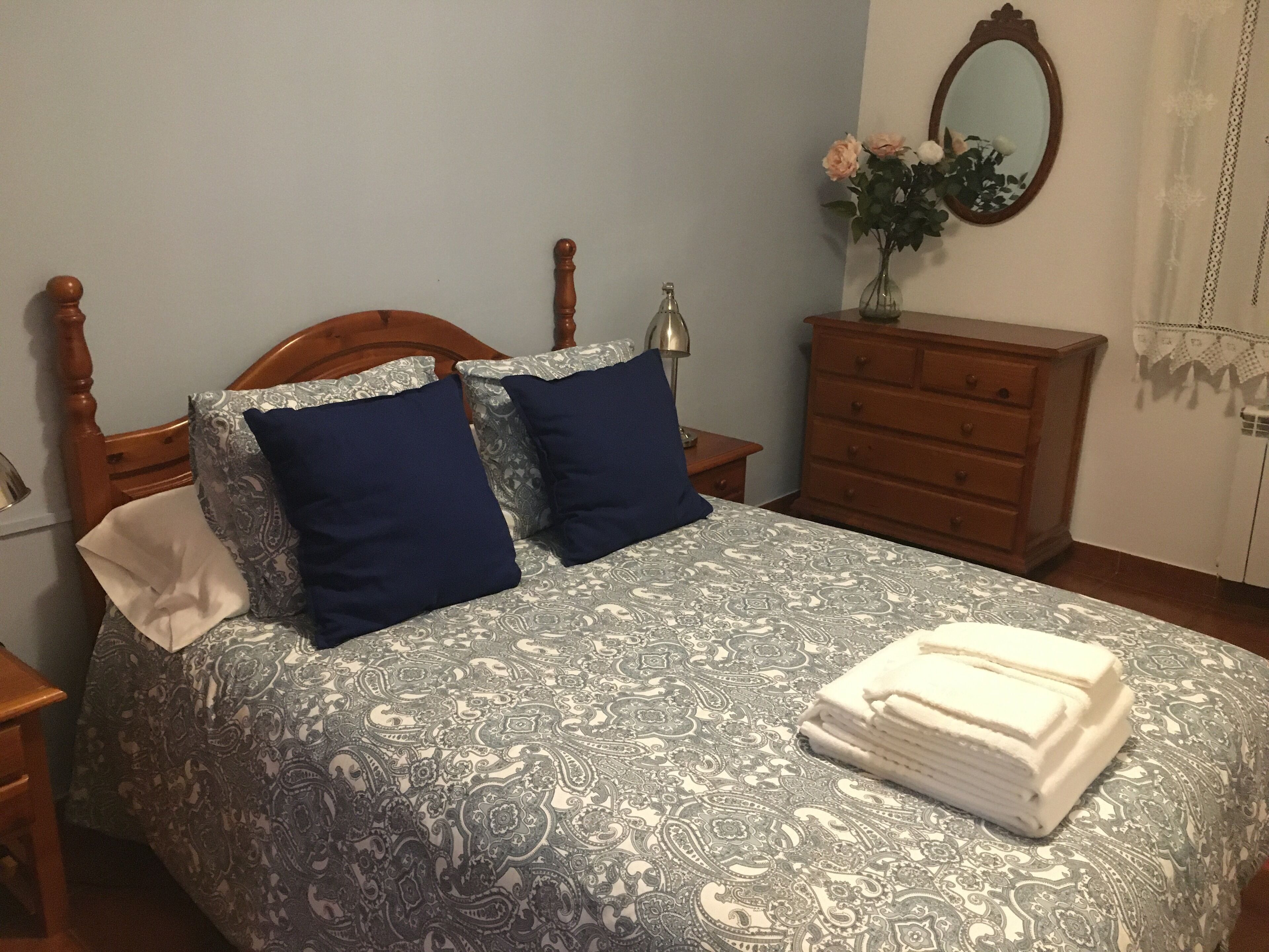 2 slaapkamers, een strijkplank/strijkijzer, reisbedje, gratis wifi